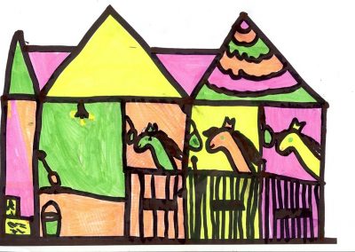 Sympatyczny obrazek przedstawia malowaną dziecięcą ręką stajnię, w której przebywają 3 konie w zagrodach. Są koloru zielonego, pomarańczowego i żółtego. W tych samych kolorach plus różowym i czarnym wykonano cały rysunek.
